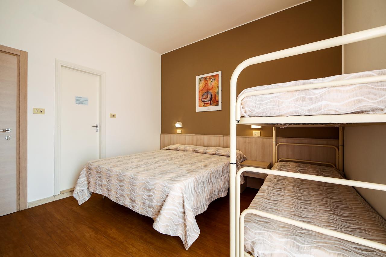 Hotel Susanna Ріміні Екстер'єр фото