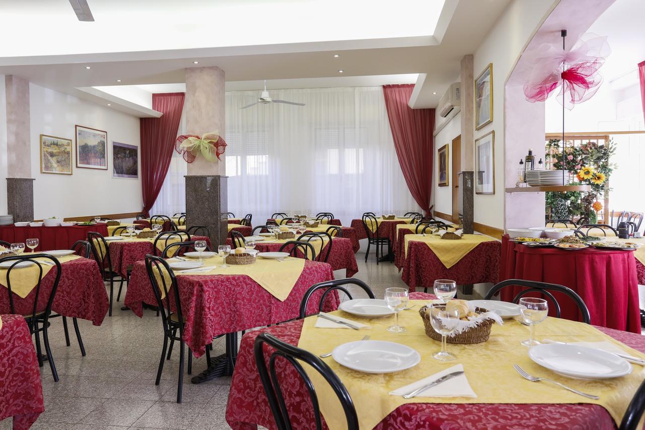 Hotel Susanna Ріміні Екстер'єр фото