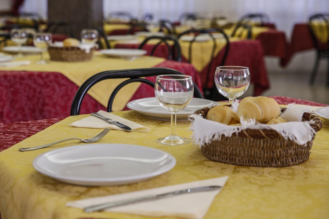 Hotel Susanna Ріміні Екстер'єр фото