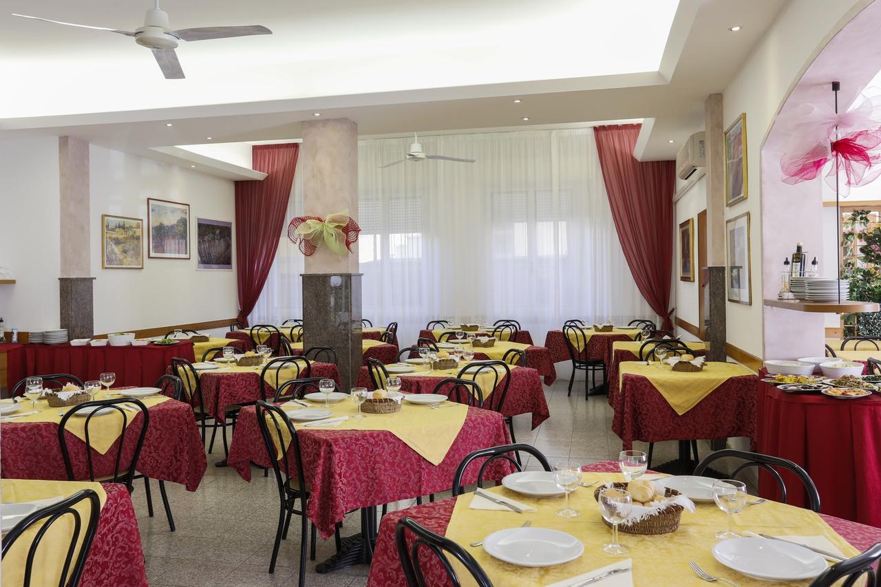 Hotel Susanna Ріміні Екстер'єр фото
